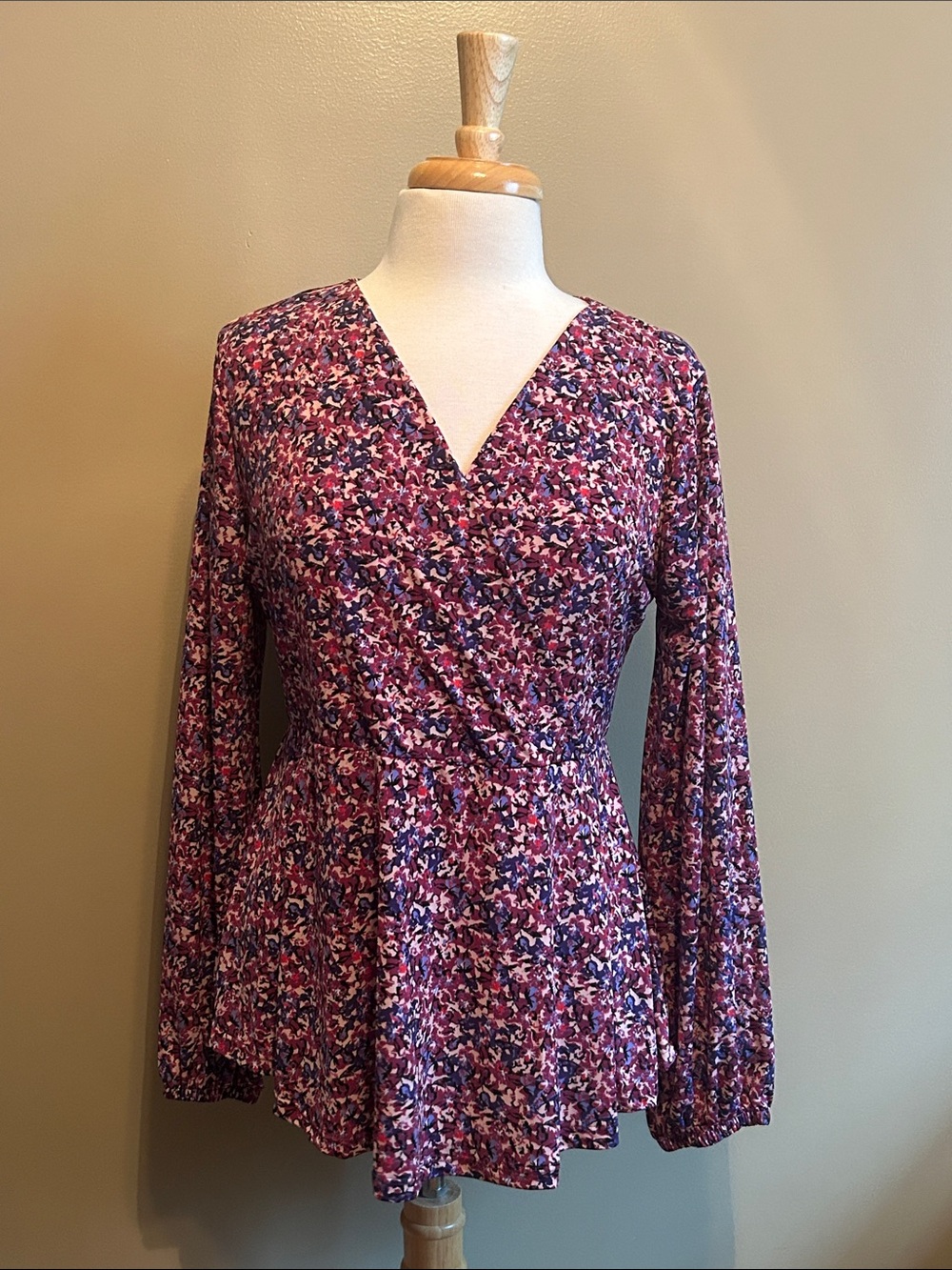 White Birch V-Neck Multi Print Top Size XL